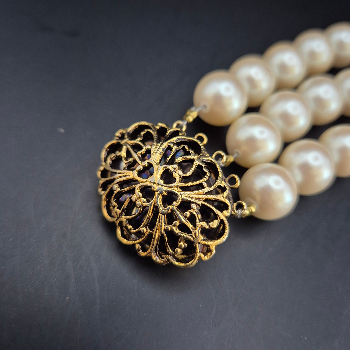 Elegantes Perlenarmband – Dreireihiges Damen Armband mit Vintage-Verschluss