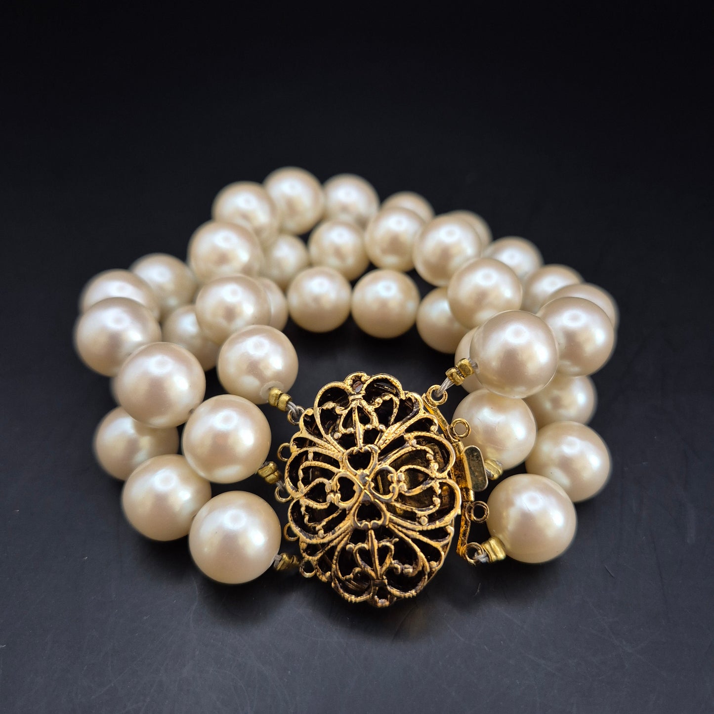 Elegantes Perlenarmband – Dreireihiges Damen Armband mit Vintage-Verschluss
