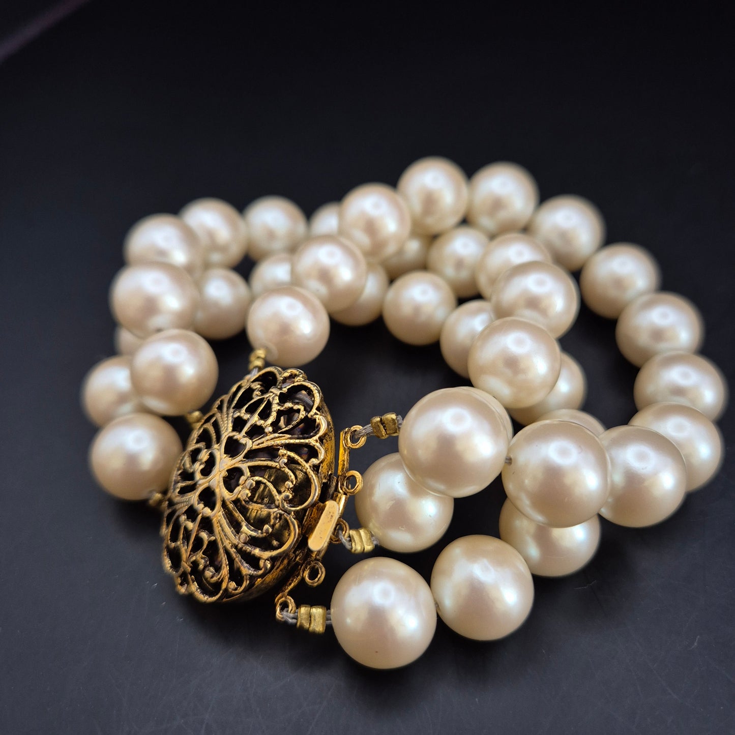 Elegantes Perlenarmband – Dreireihiges Damen Armband mit Vintage-Verschluss