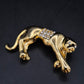 Elegante Panther Brosche – Goldfarben mit funkelndem Steinbesatz