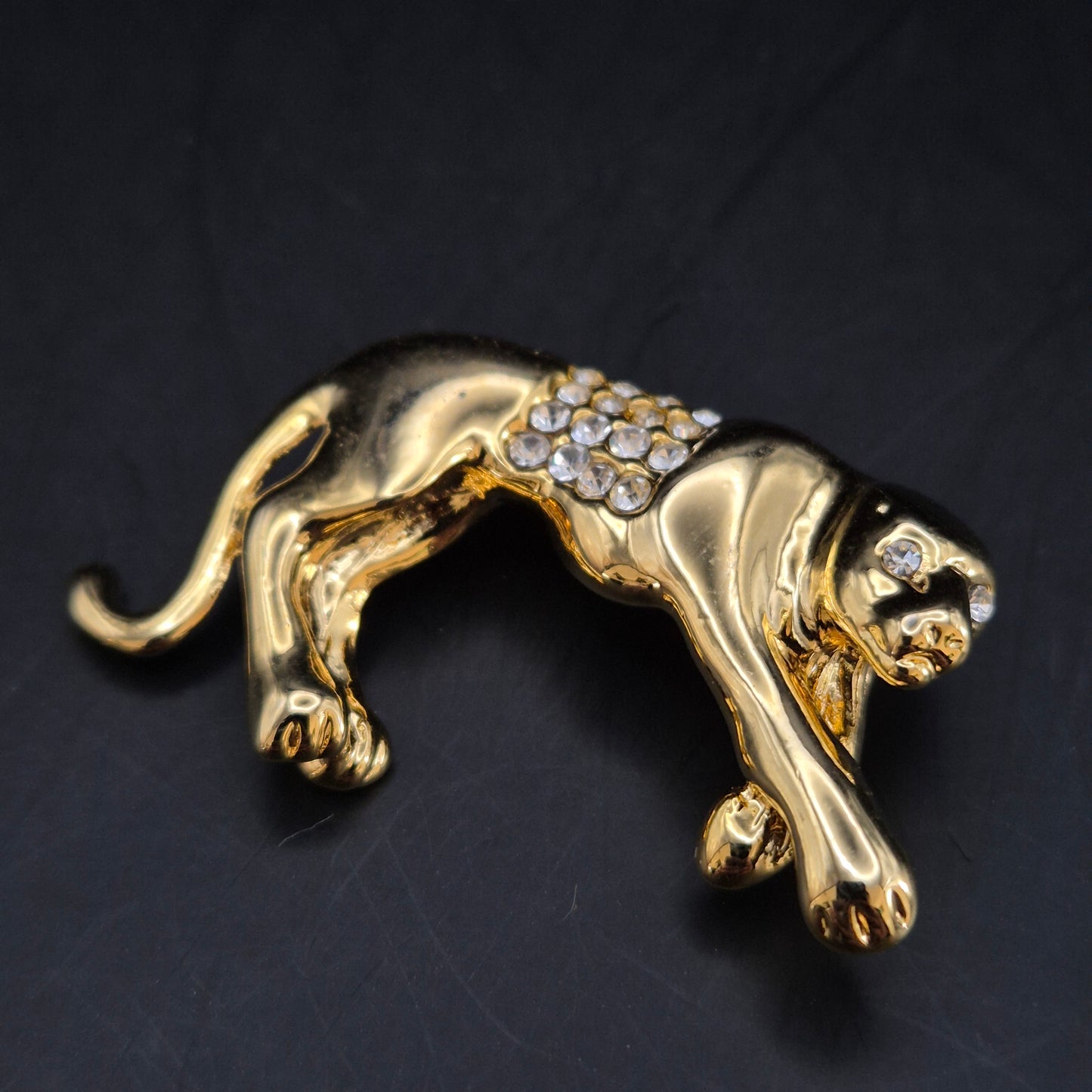 Elegante Panther Brosche – Goldfarben mit funkelndem Steinbesatz