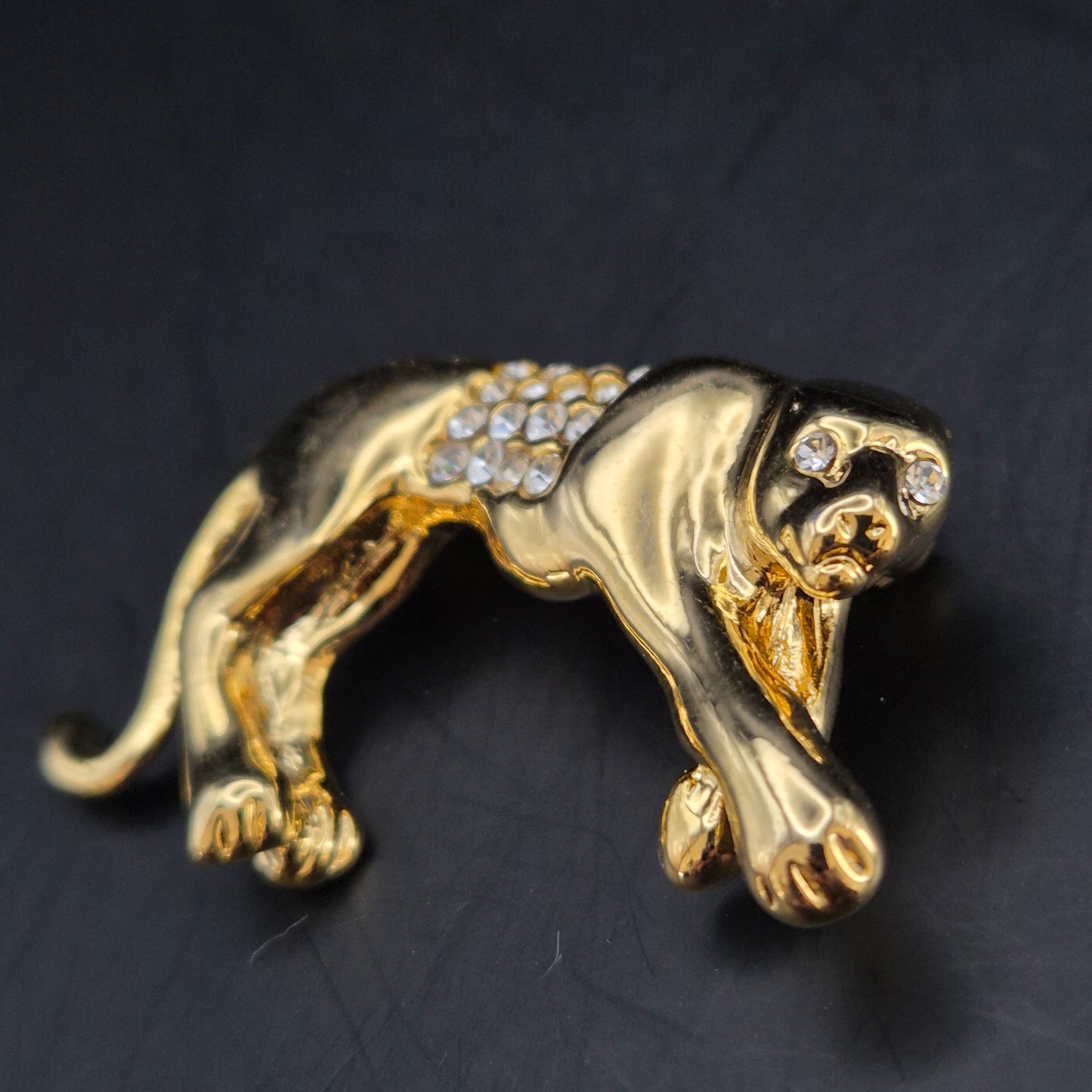 Elegante Panther Brosche – Goldfarben mit funkelndem Steinbesatz