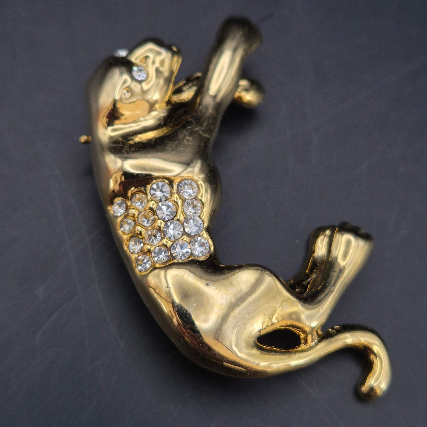 Elegante Panther Brosche – Goldfarben mit funkelndem Steinbesatz