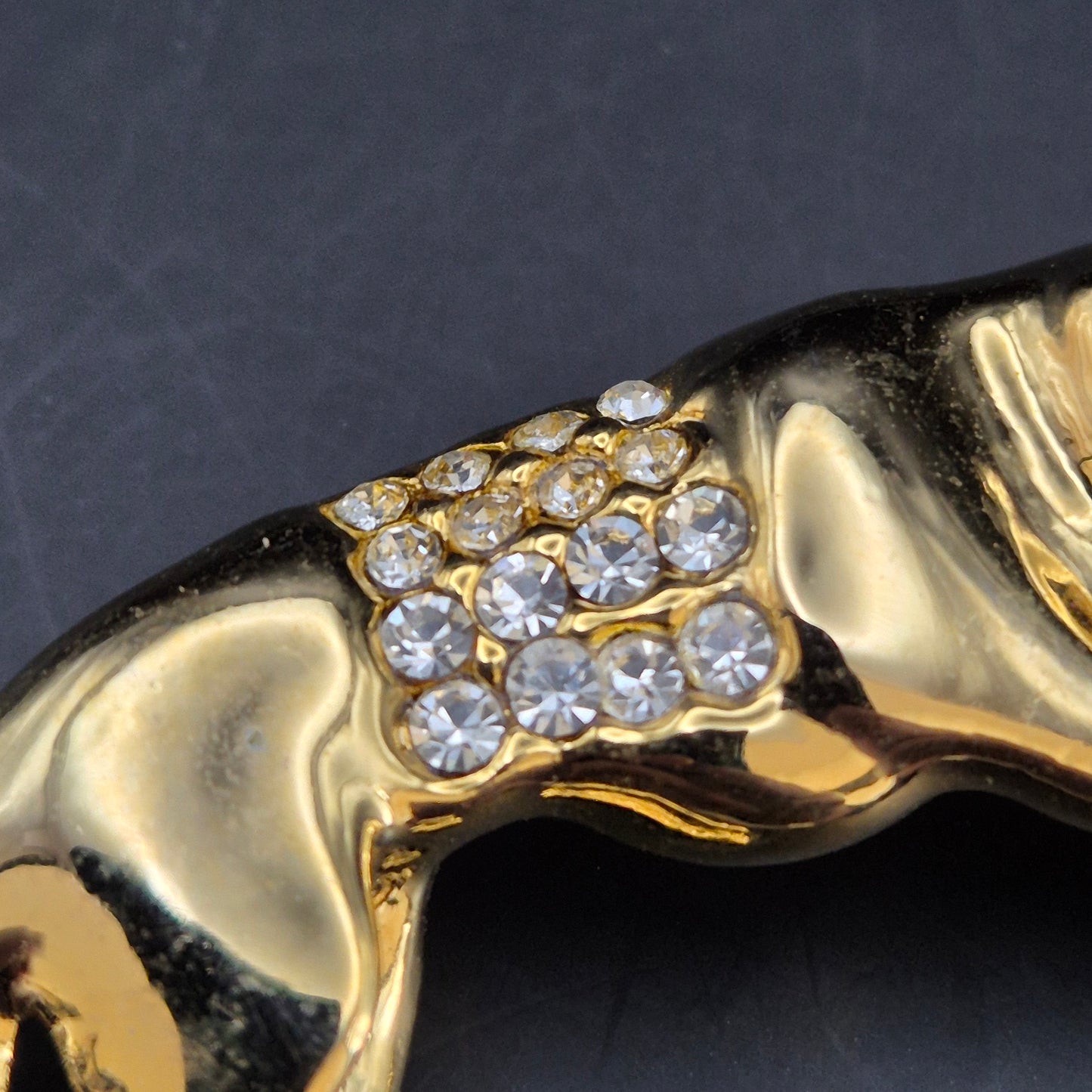 Elegante Panther Brosche – Goldfarben mit funkelndem Steinbesatz
