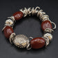 Statement Armband mit Roten Schmucksteinen – Extravagantes Design