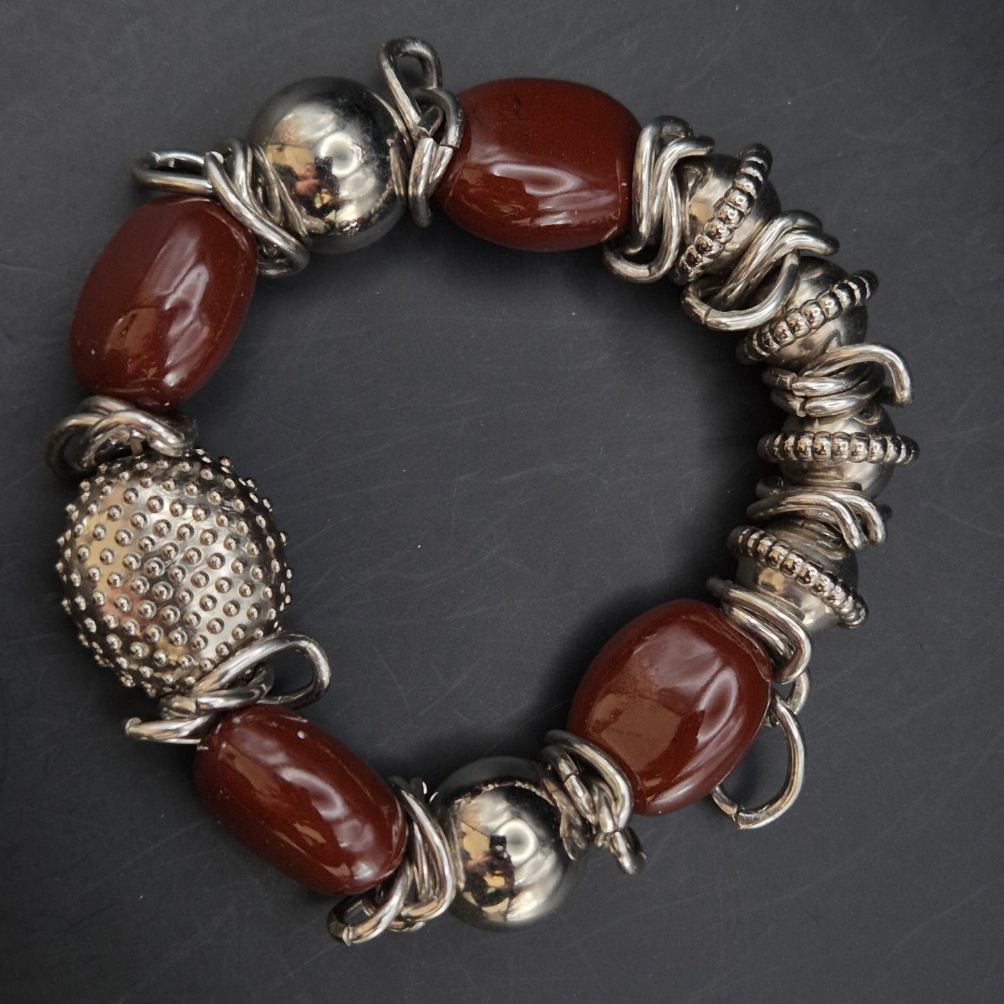 Statement Armband mit Roten Schmucksteinen – Extravagantes Design