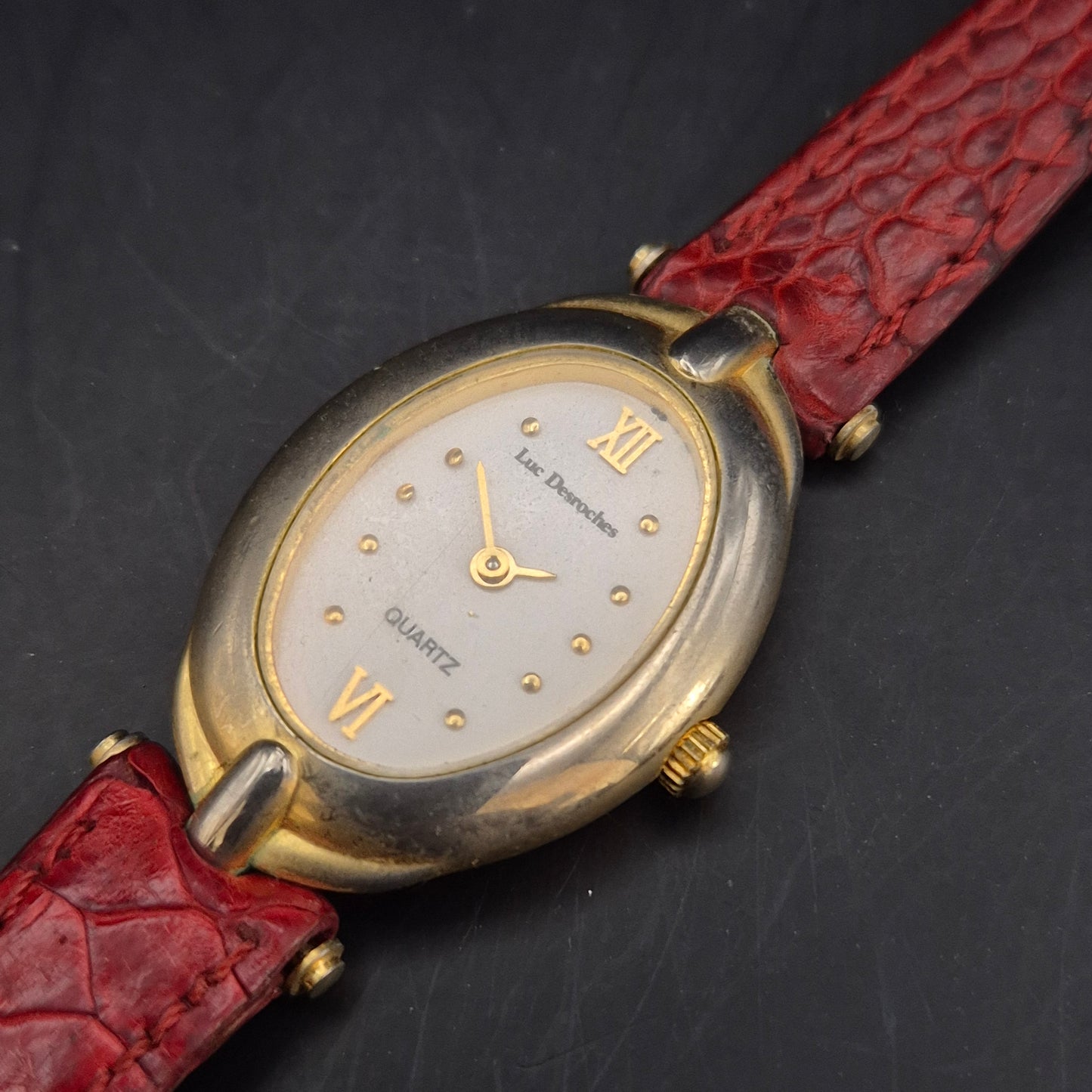 Elegante Luc Desroches Damen Uhr – Ovales Design mit rotem Lederarmband
