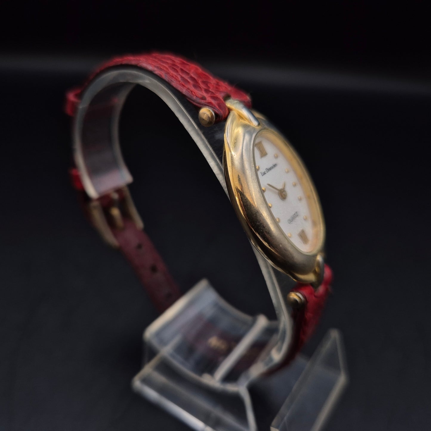 Elegante Luc Desroches Damen Uhr – Ovales Design mit rotem Lederarmband