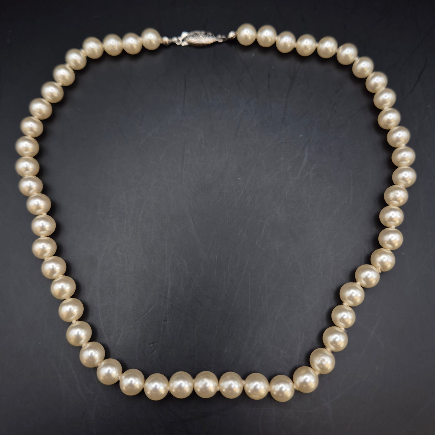Klassische Perlen Kette mit filigraner Schließe – Zeitlose Eleganz
