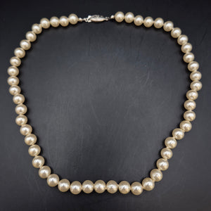 Klassische Perlen Kette mit filigraner Schließe – Zeitlose Eleganz