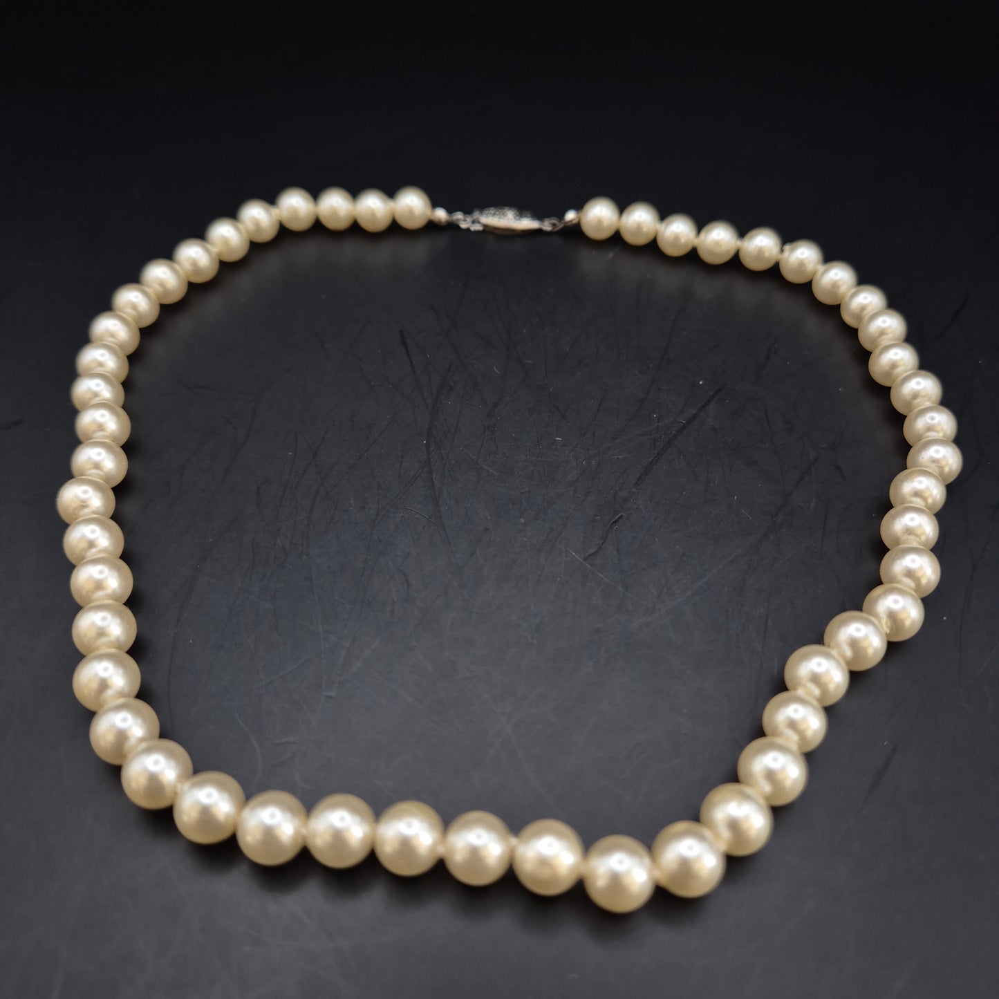 Klassische Perlen Kette mit filigraner Schließe – Zeitlose Eleganz