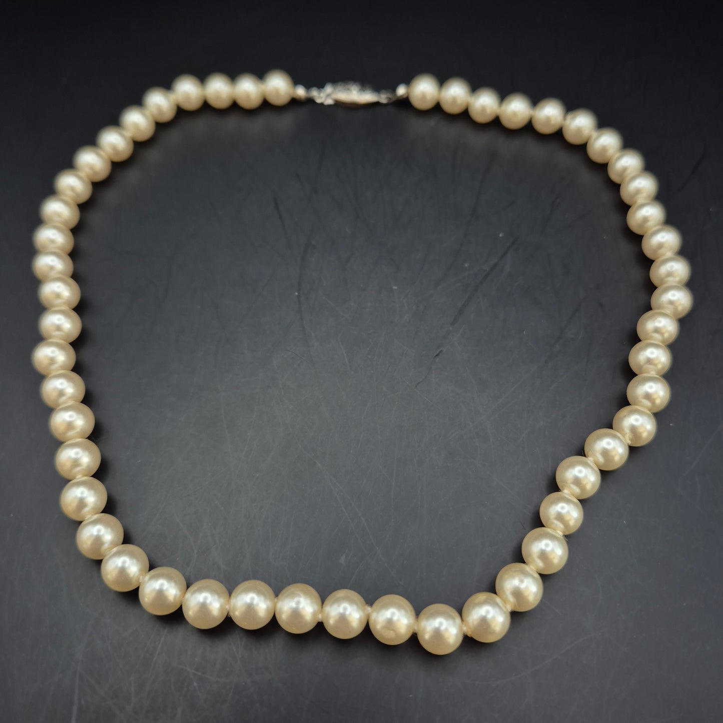 Klassische Perlen Kette mit filigraner Schließe – Zeitlose Eleganz