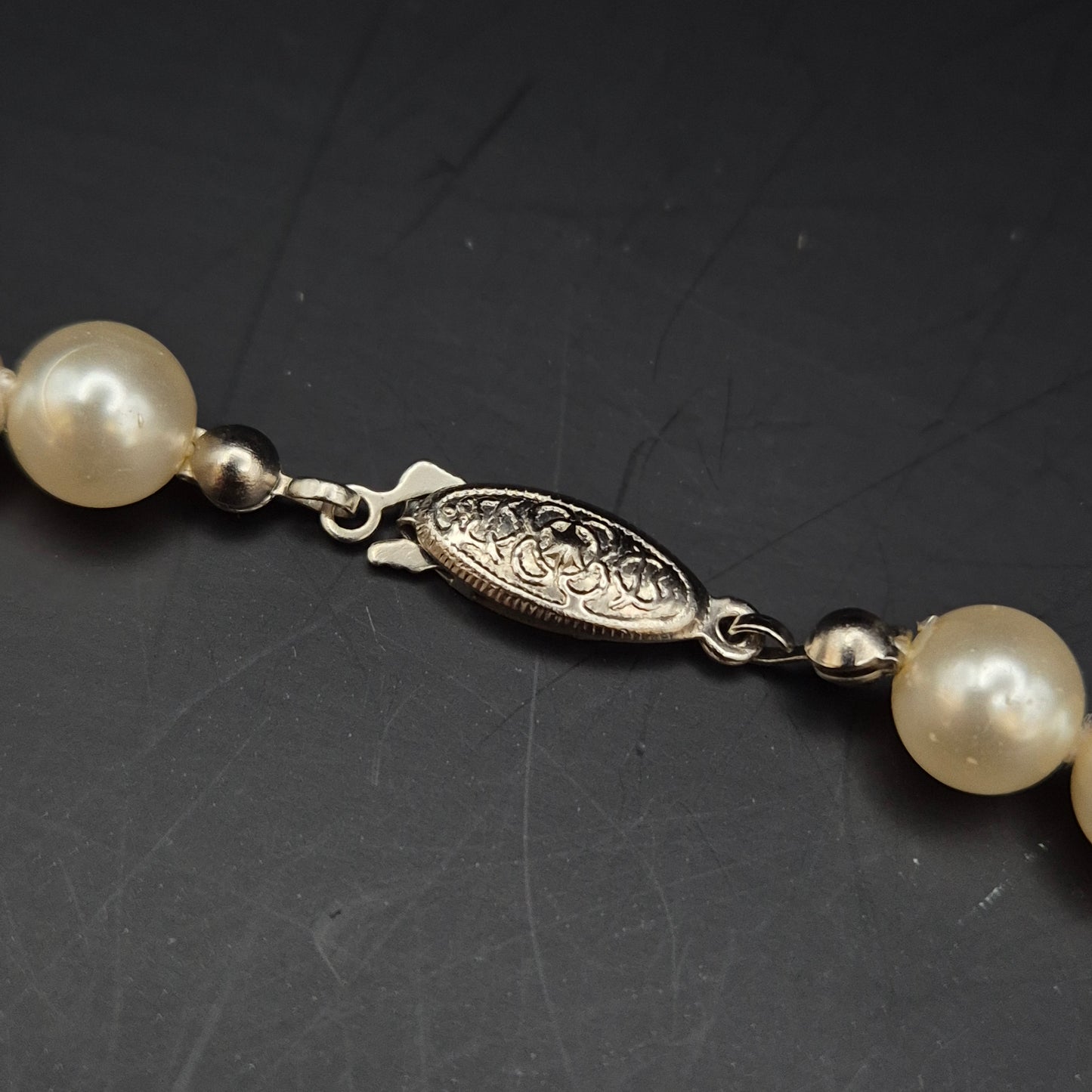 Klassische Perlen Kette mit filigraner Schließe – Zeitlose Eleganz