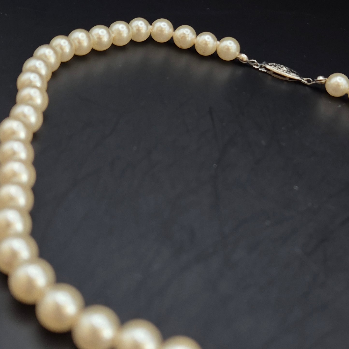 Klassische Perlen Kette mit filigraner Schließe – Zeitlose Eleganz