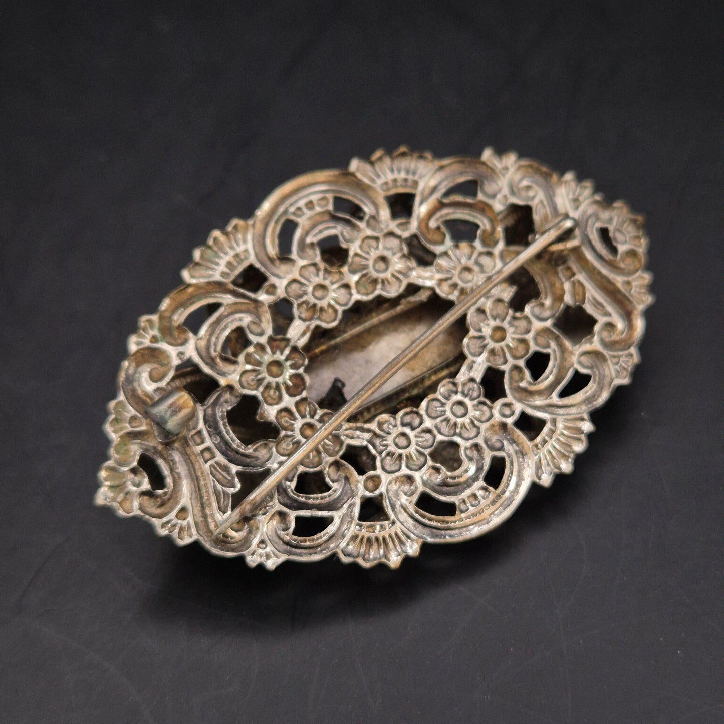 Antike Brosche mit Floralem Muster – Vintage Schmuck im Jugendstil