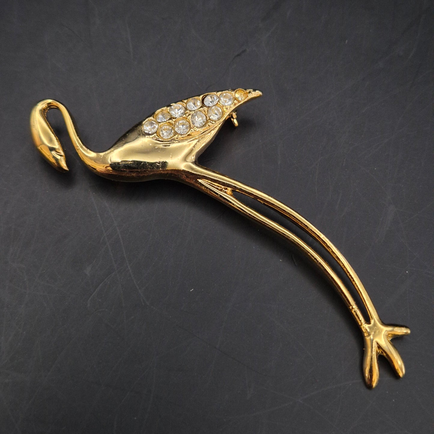 Elegante Flamingo Brosche in Gold-Optik mit funkelnden Steinen