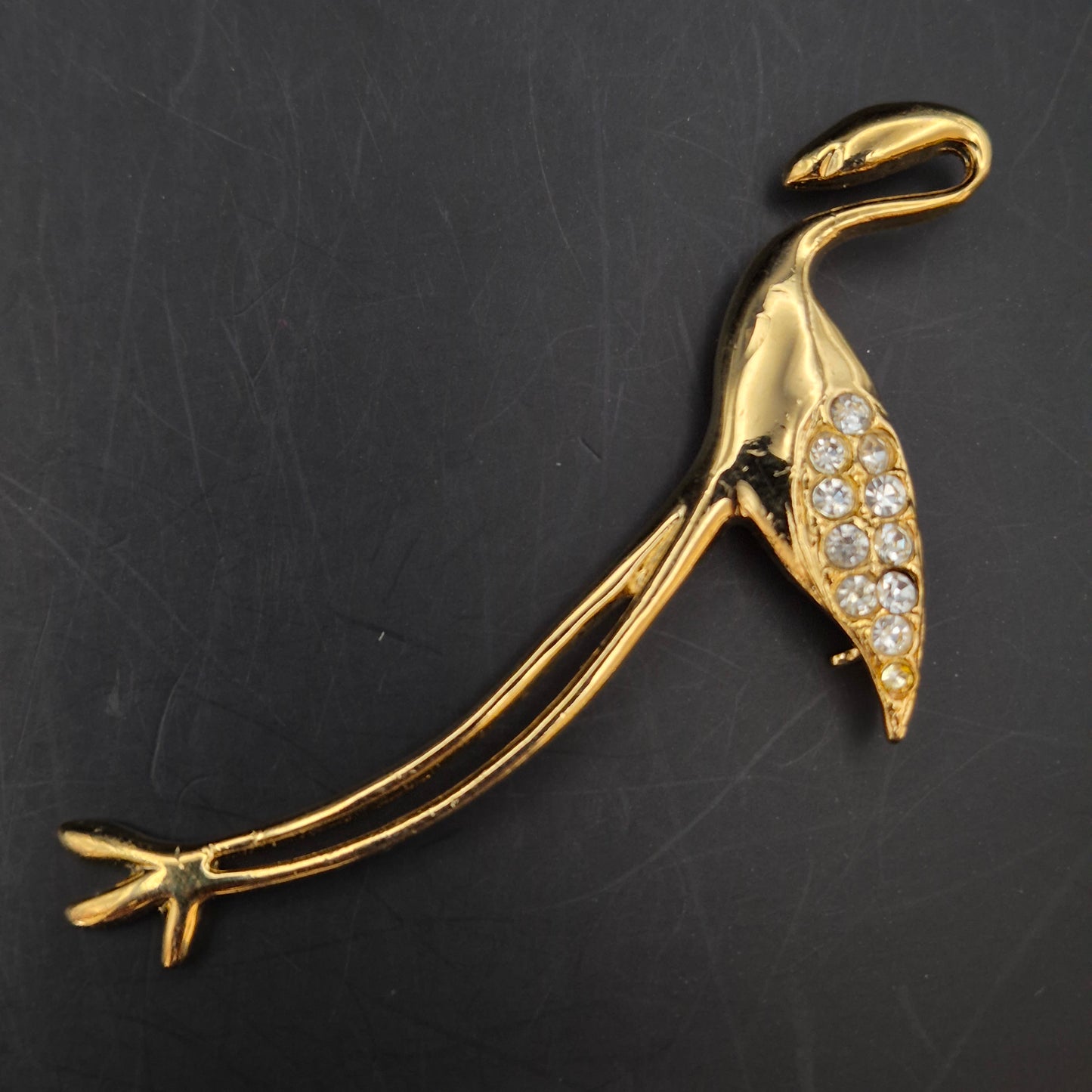 Elegante Flamingo Brosche in Gold-Optik mit funkelnden Steinen