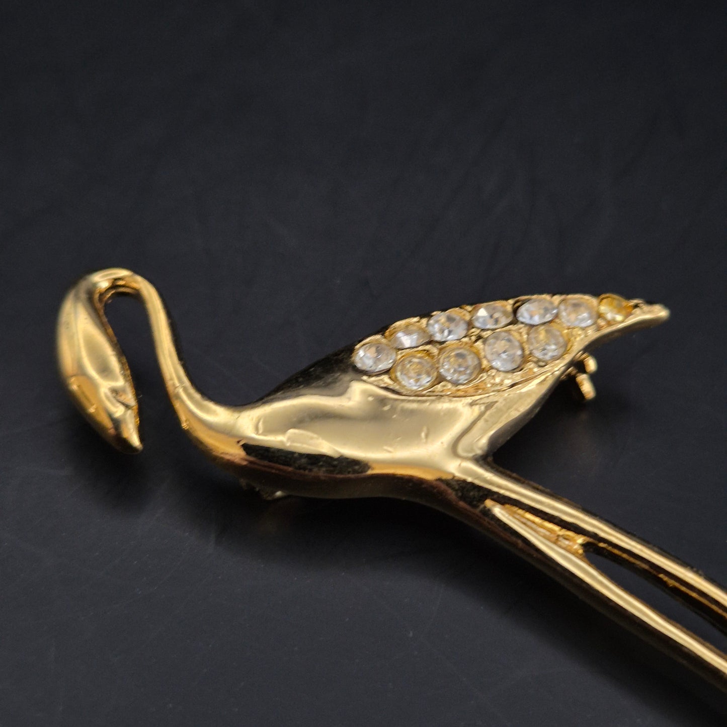 Elegante Flamingo Brosche in Gold-Optik mit funkelnden Steinen