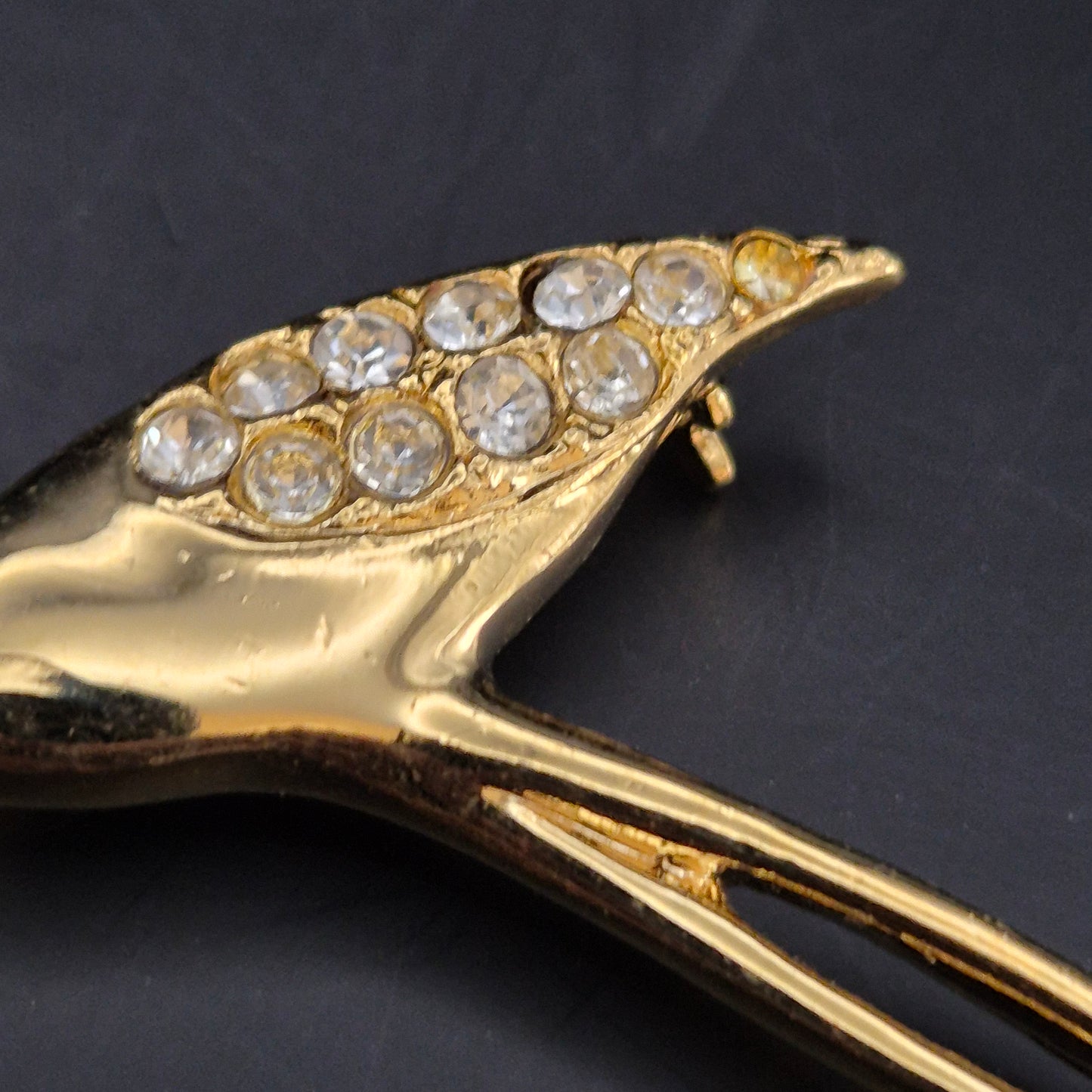Elegante Flamingo Brosche in Gold-Optik mit funkelnden Steinen