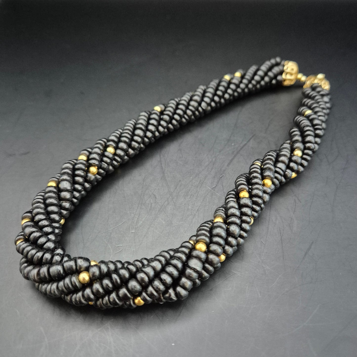 Elegante Schwarze Perlen Kette – Gedrehtes Design mit Goldakzenten
