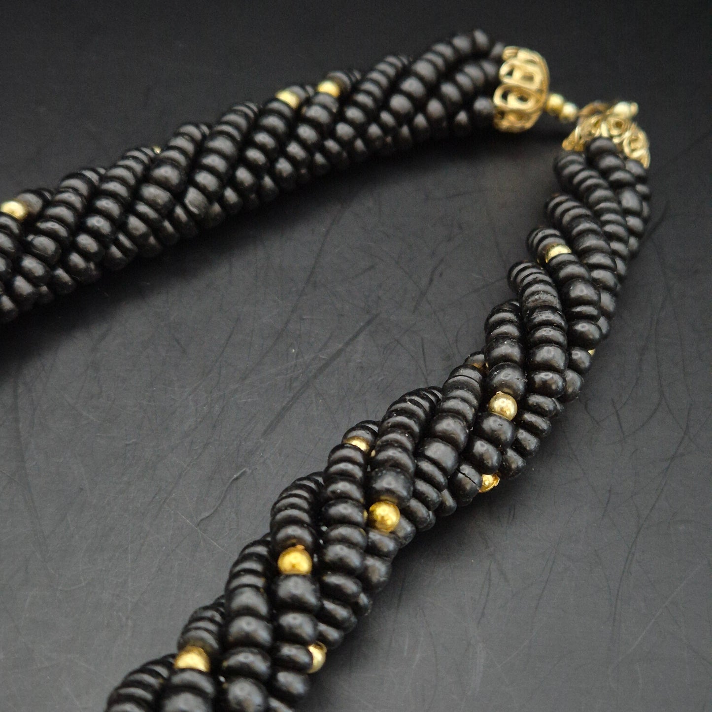 Elegante Schwarze Perlen Kette – Gedrehtes Design mit Goldakzenten