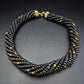 Elegante Schwarze Perlen Kette – Gedrehtes Design mit Goldakzenten