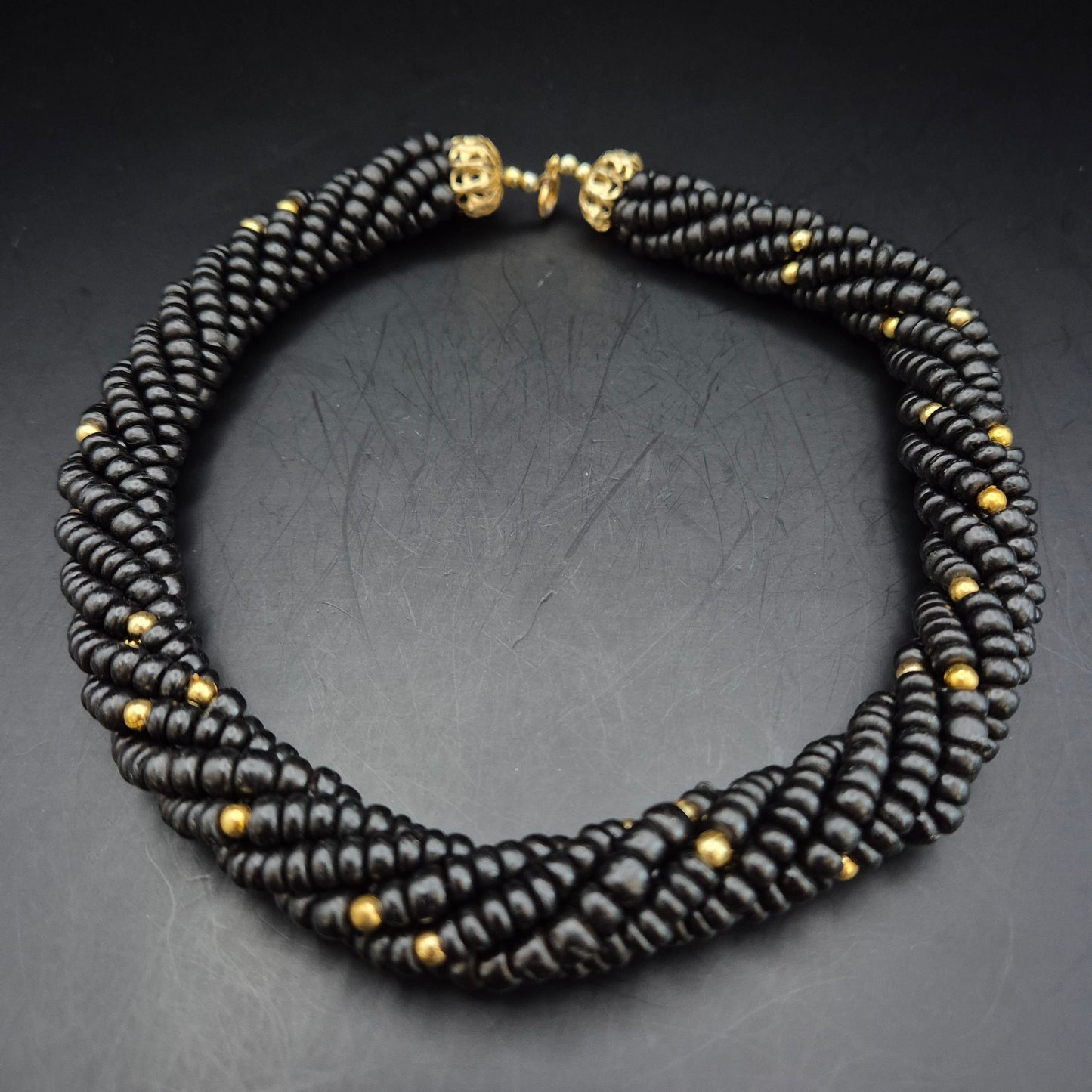 Elegante Schwarze Perlen Kette – Gedrehtes Design mit Goldakzenten
