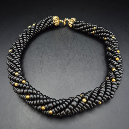 Elegante Schwarze Perlen Kette – Gedrehtes Design mit Goldakzenten