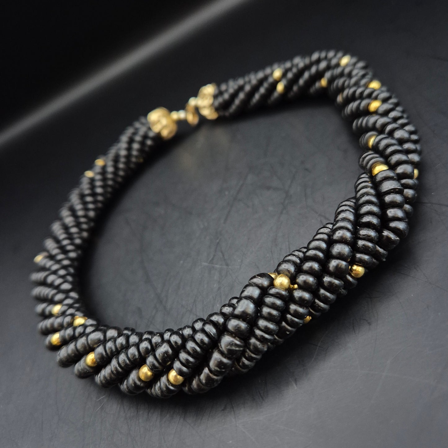 Elegante Schwarze Perlen Kette – Gedrehtes Design mit Goldakzenten