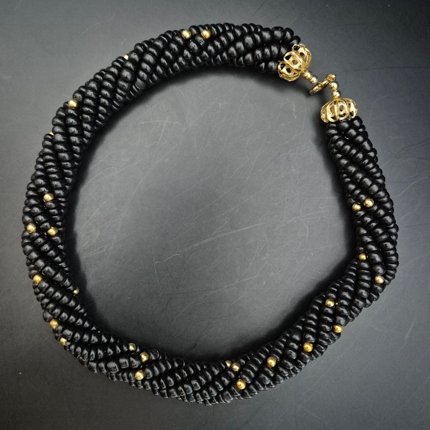 Elegante Schwarze Perlen Kette – Gedrehtes Design mit Goldakzenten