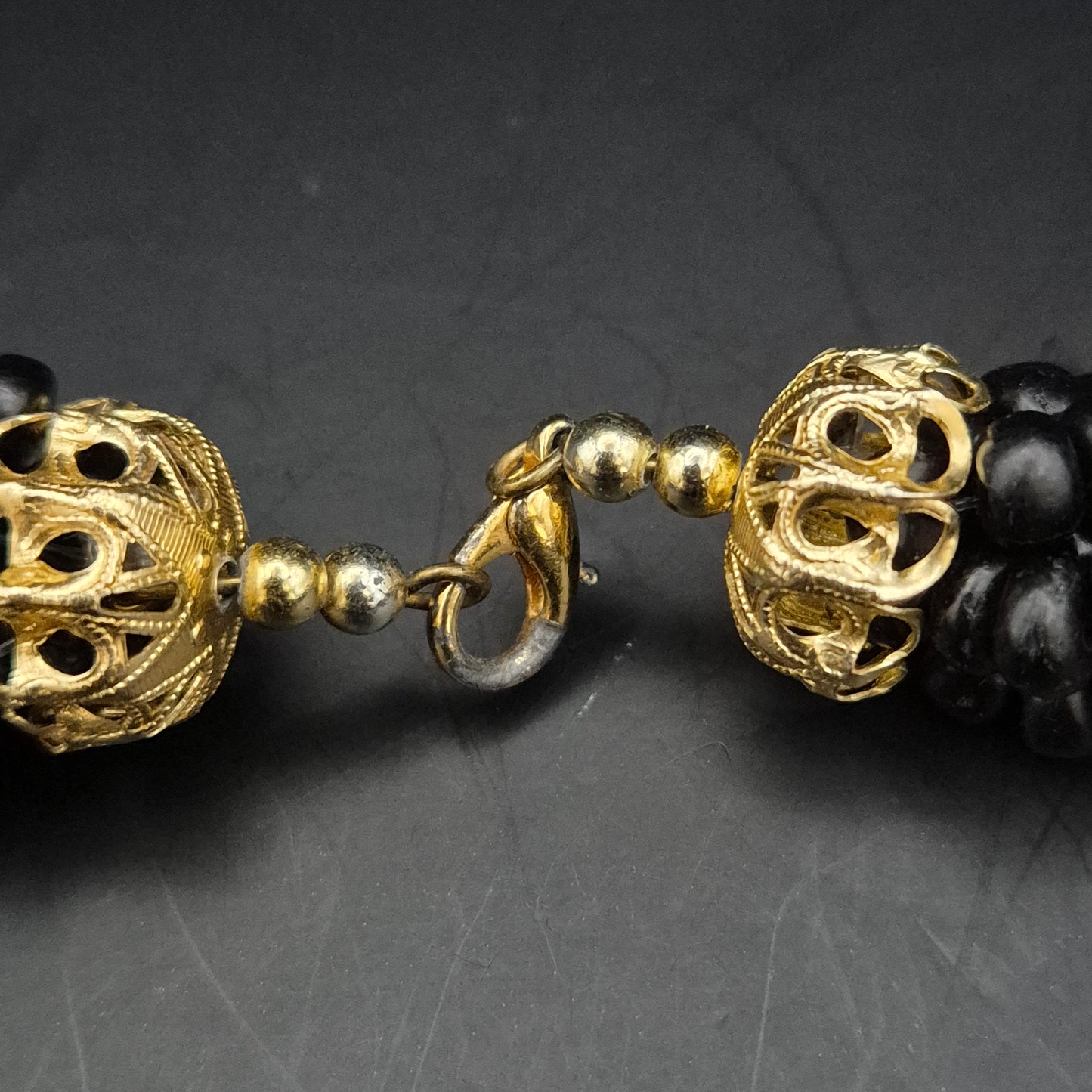 Elegante Schwarze Perlen Kette – Gedrehtes Design mit Goldakzenten