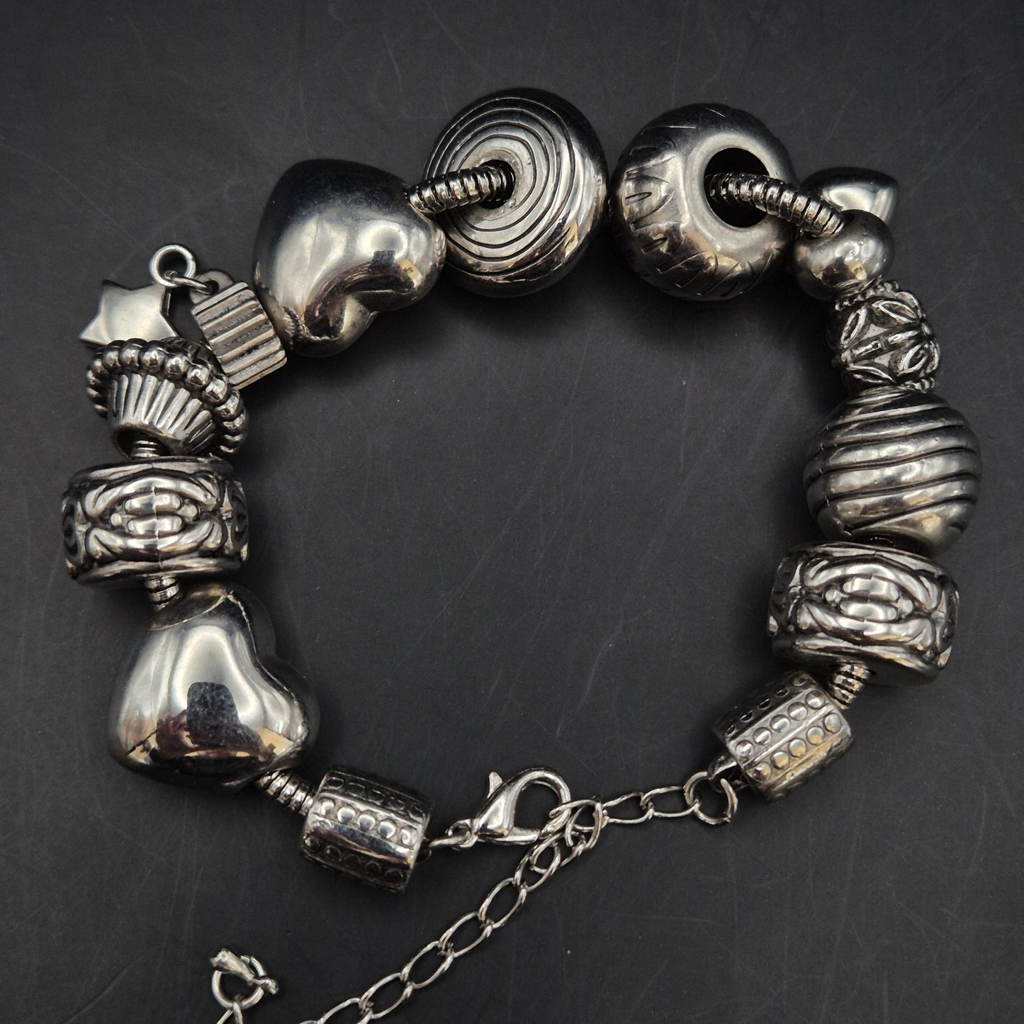 Charm Damen Armband Silber-Optik – Verspieltes Design mit Herzanhängern