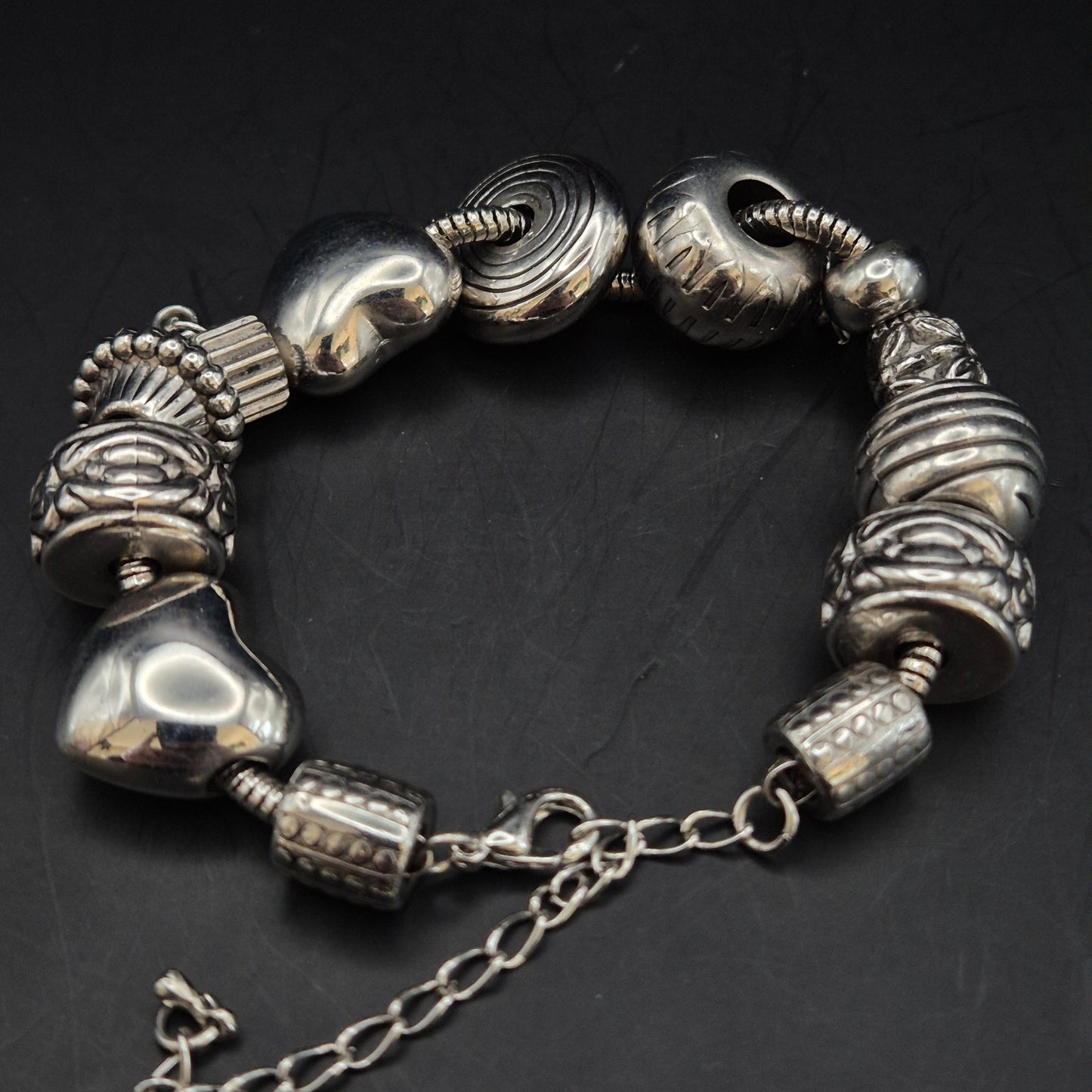 Charm Damen Armband Silber-Optik – Verspieltes Design mit Herzanhängern