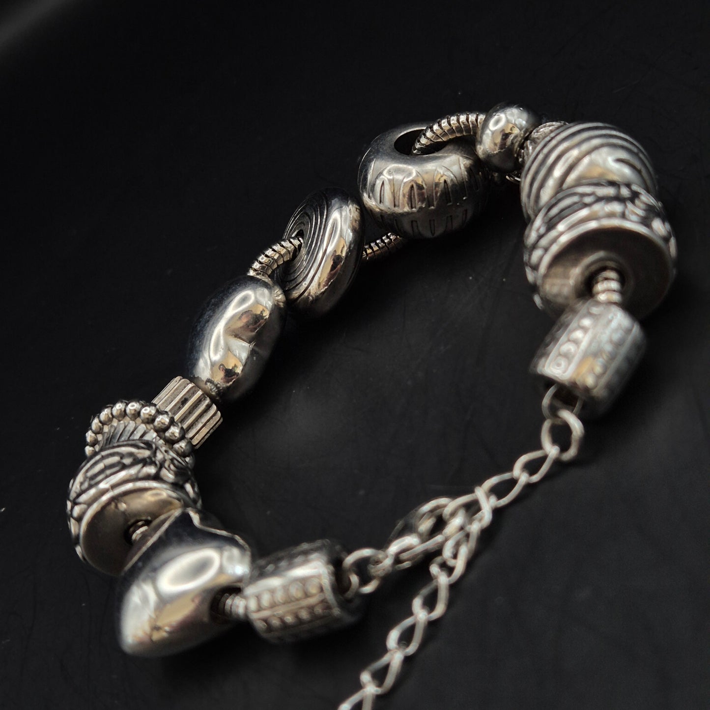 Charm Damen Armband Silber-Optik – Verspieltes Design mit Herzanhängern