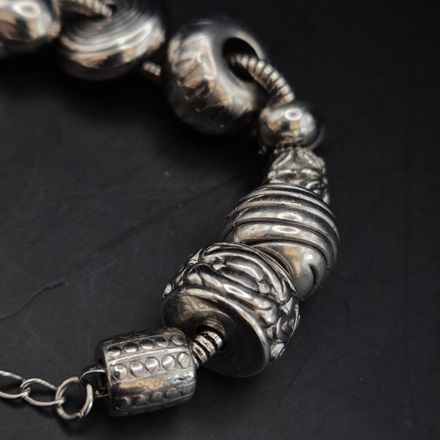 Charm Damen Armband Silber-Optik – Verspieltes Design mit Herzanhängern
