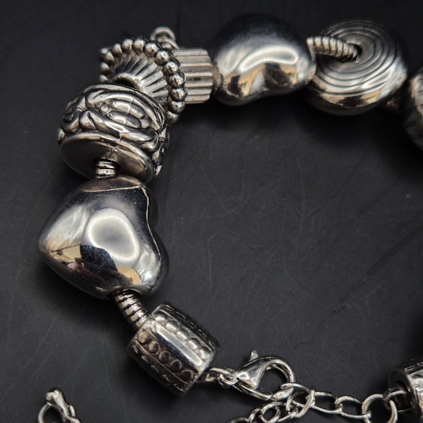 Charm Damen Armband Silber-Optik – Verspieltes Design mit Herzanhängern