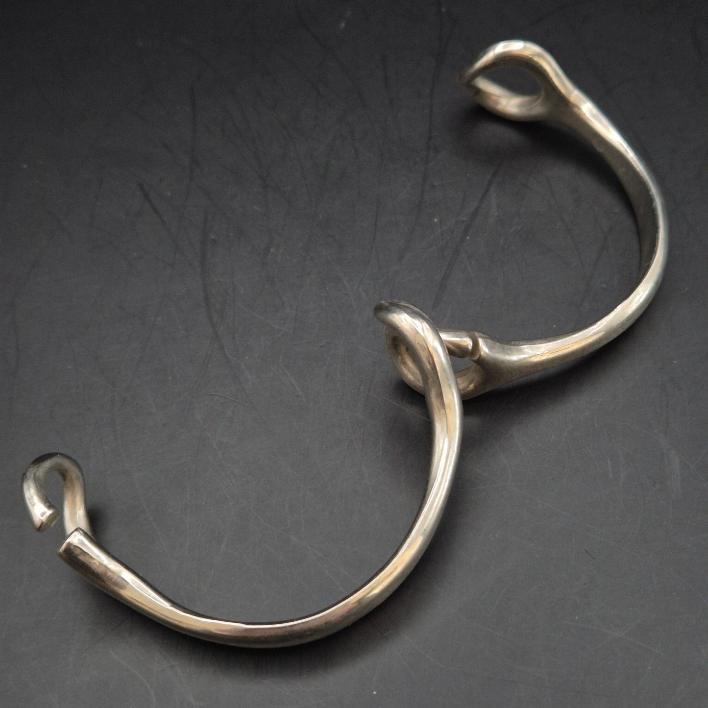 Moderner Damen Armreif in Silber-Optik – Skulpturales Design