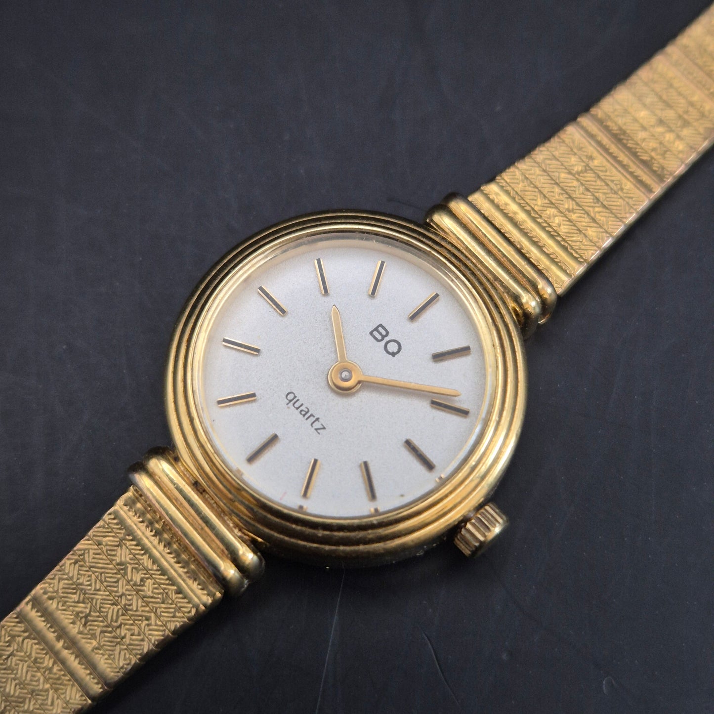 Klassische BQ Damen Uhr Goldfarben – Filigranes Design mit Strukturarmband