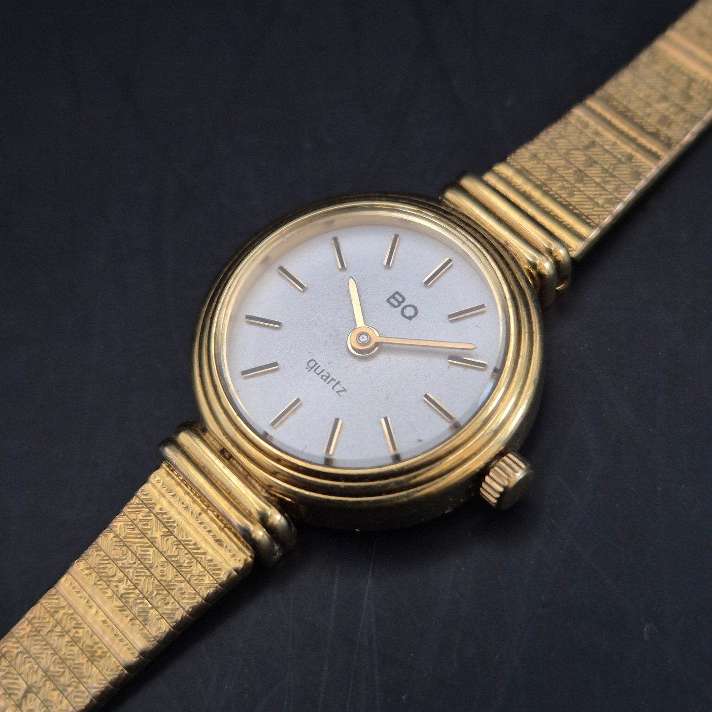 Klassische BQ Damen Uhr Goldfarben – Filigranes Design mit Strukturarmband