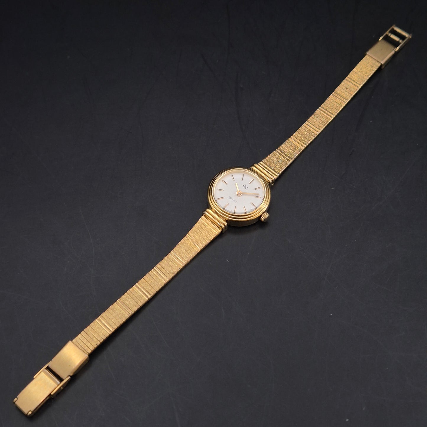 Klassische BQ Damen Uhr Goldfarben – Filigranes Design mit Strukturarmband