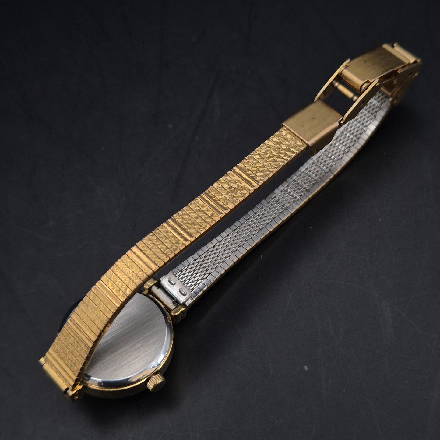 Klassische BQ Damen Uhr Goldfarben – Filigranes Design mit Strukturarmband