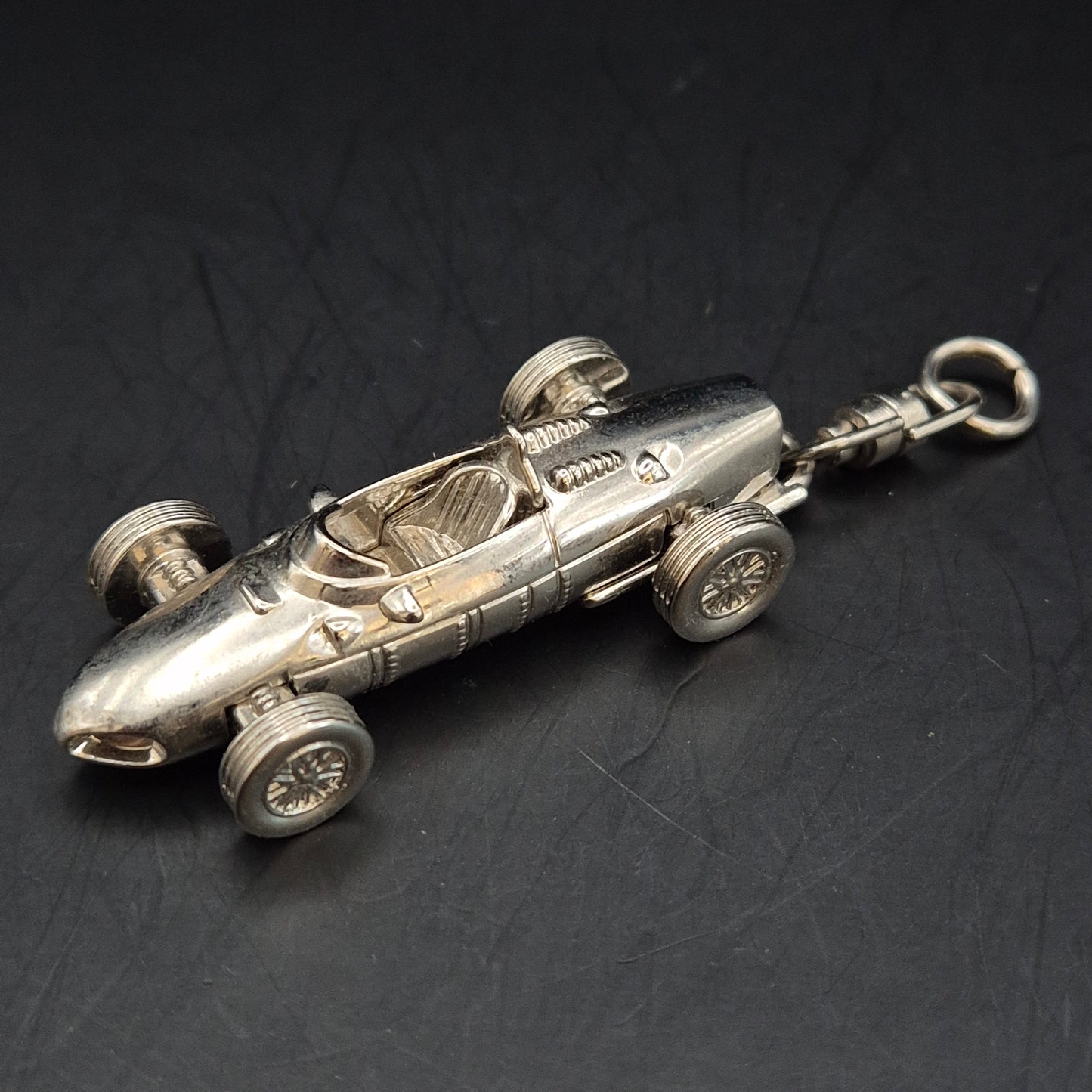 Exklusiver Ferrari F156 Schlüsselanhänger – Edles Metall Design für Sammler