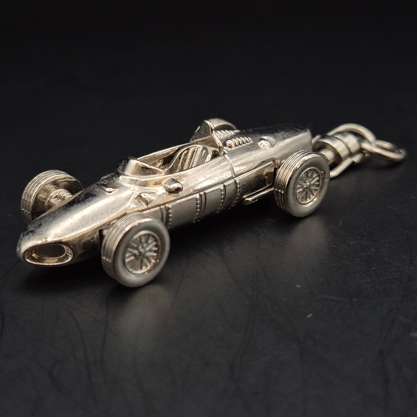 Exklusiver Ferrari F156 Schlüsselanhänger – Edles Metall Design für Sammler