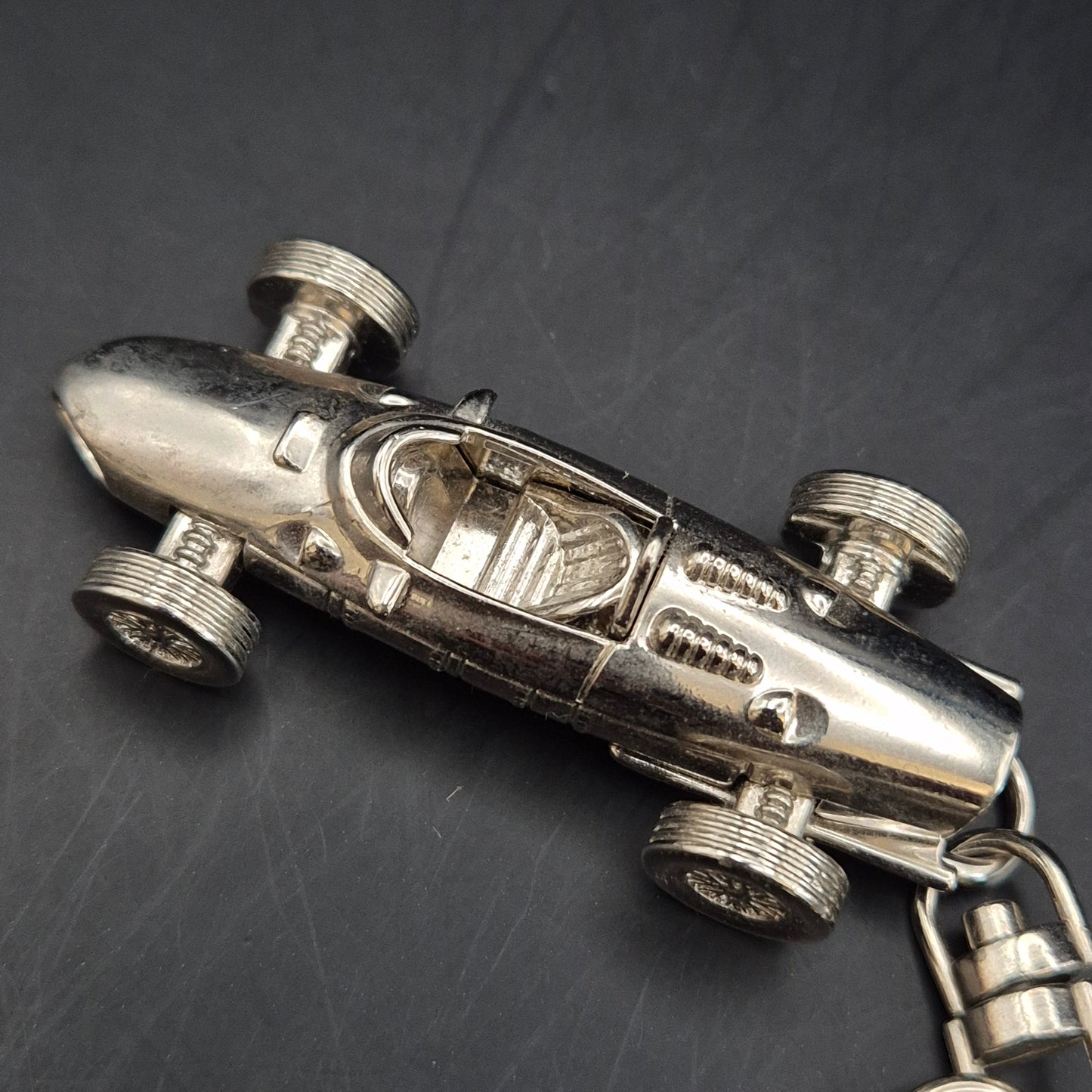 Exklusiver Ferrari F156 Schlüsselanhänger – Edles Metall Design für Sammler