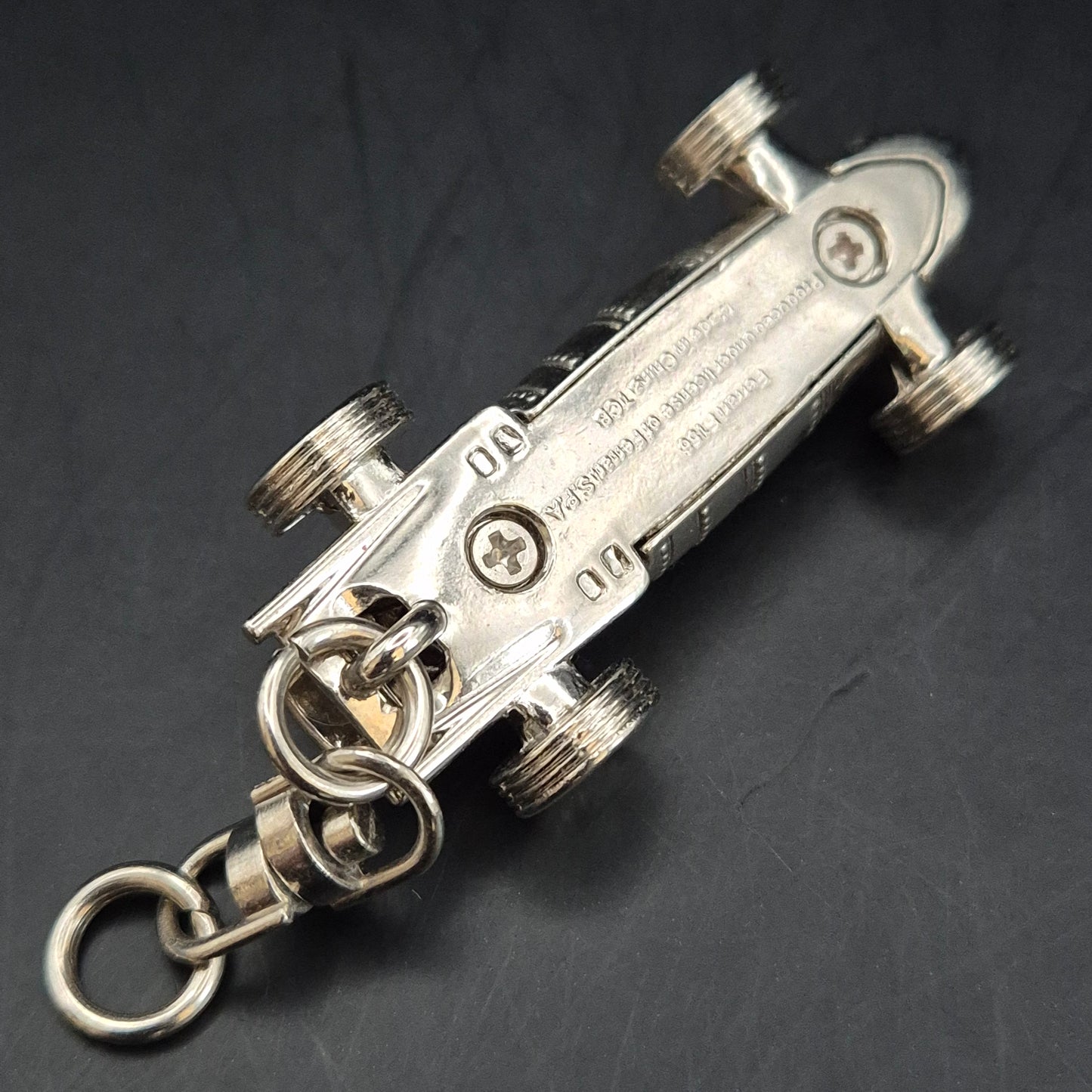 Exklusiver Ferrari F156 Schlüsselanhänger – Edles Metall Design für Sammler