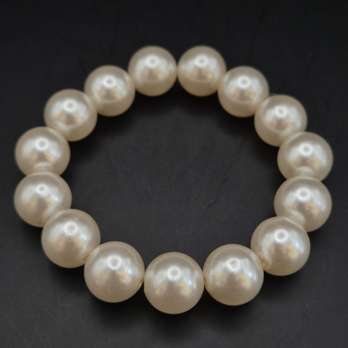 Klassisches Damen Armband mit großen cremeweißen Perlen