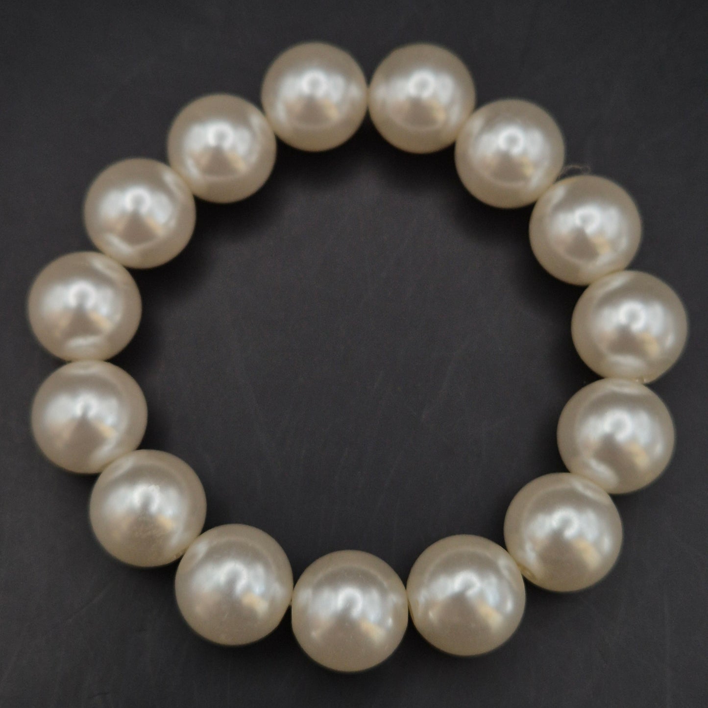 Klassisches Damen Armband mit großen cremeweißen Perlen