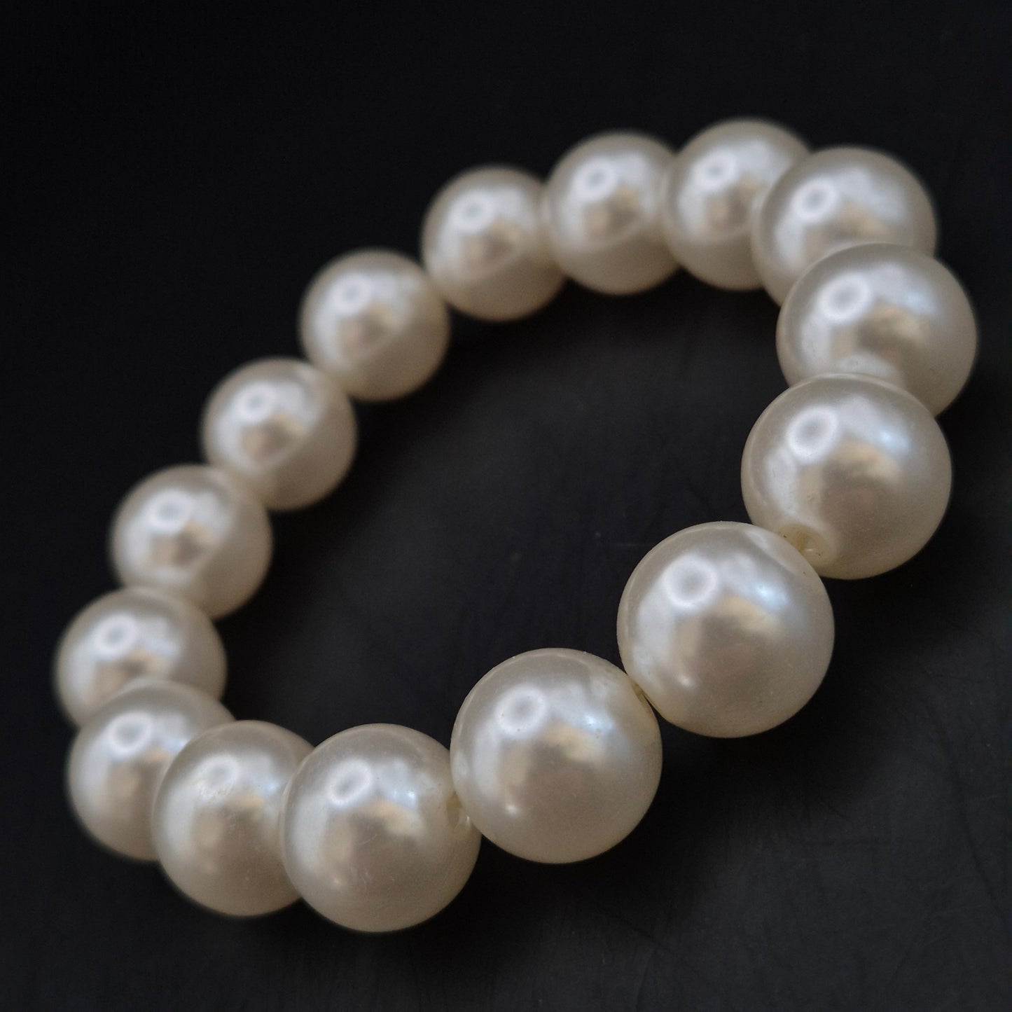 Klassisches Damen Armband mit großen cremeweißen Perlen