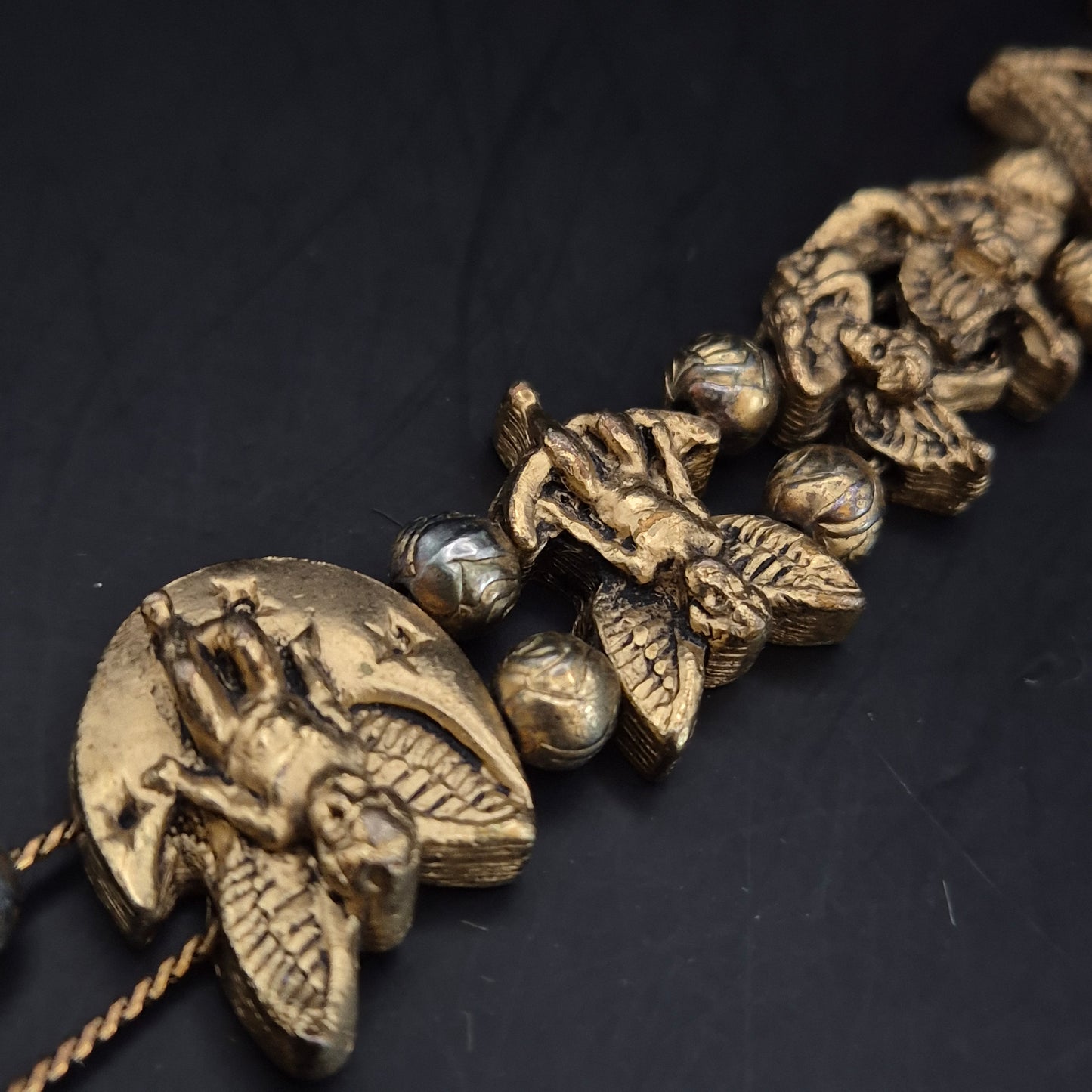 Charmantes TOFA Damen Armband – Vintage Engel & Herz Design in Goldoptik