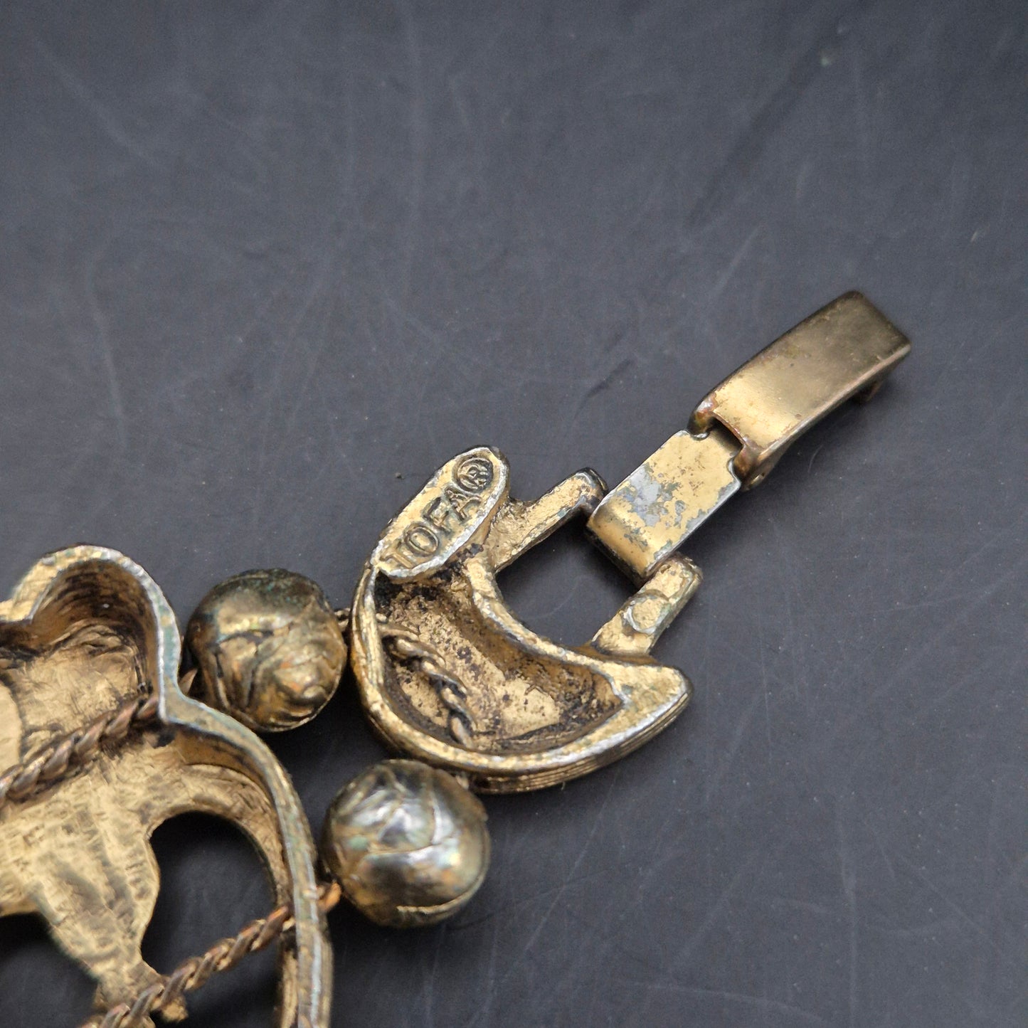 Charmantes TOFA Damen Armband – Vintage Engel & Herz Design in Goldoptik